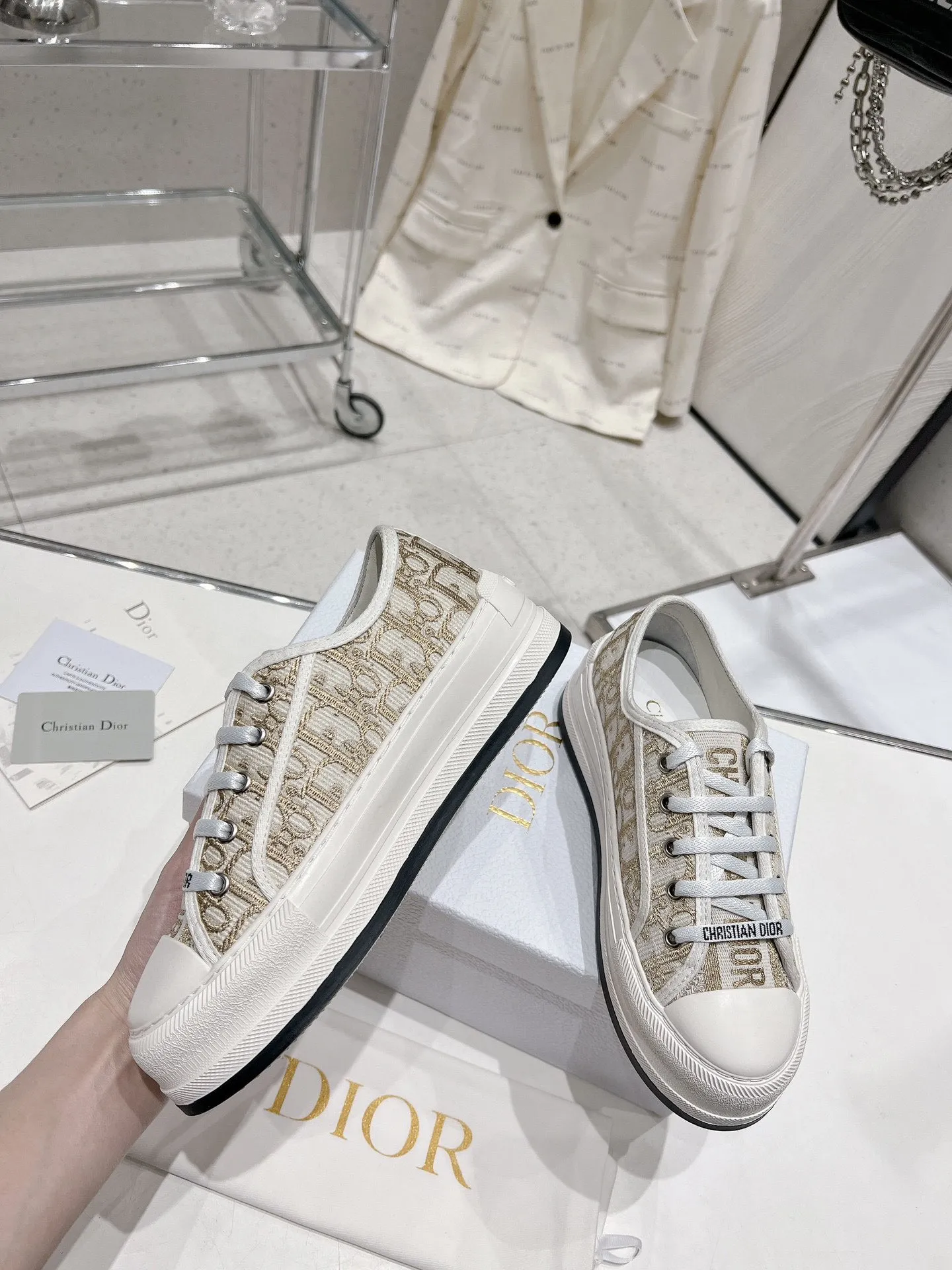 👟👟Ex-factory price P520👟👟 Dior Series Dior Dior 2024 Walk'n Series Presbyopia Embroidery Thick-soled Canvas Shoes Casual Sports Shoes Original Purchase Development Production This Walk'n'Dior thick-soled sneaker is a fashionable item that enhances the style of this series. Oblique printed cotton embroidered upper with comfortable platform sole, tongue and Christian Dior Paris signature laces. Can add fashionable temperament to all kinds of casual looks ▪️Fabric: Original customized imported Oblique printed embroidery ▪️Lining: Imported soft sheepskin lining ▪️Outsole: Original exclusive molded TPU material ▪️Sole thickness: 4.5CM ▪️Size: Women's 35-40